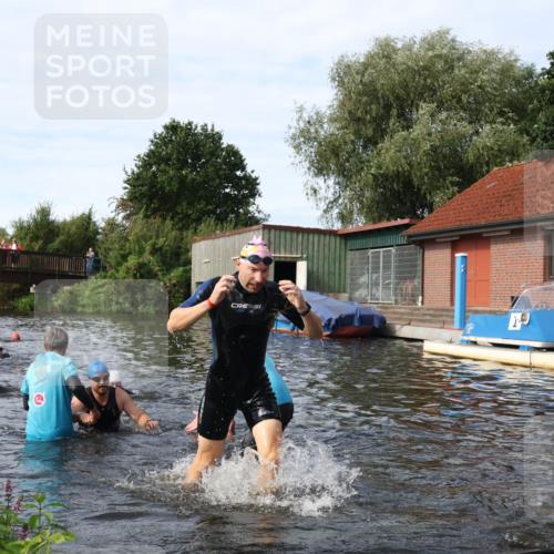 31.08.2025 - Elbe Triathlon Hamburg Luisa Fischer http://msf.ph/oto/8684188 31.08.2025 10:23:05 Schwimmen 1146, 1211, 1222, 1242 meine-sportfotos.de