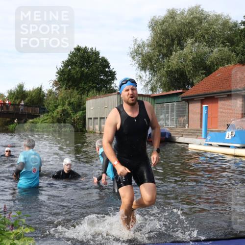 31.08.2025 - Elbe Triathlon Hamburg Luisa Fischer http://msf.ph/oto/8684199 31.08.2025 10:23:08 Schwimmen 1135, 1146, 1211, 1222, 1242 meine-sportfotos.de