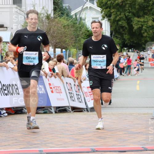 31.08.2025 - 21. Blankeneser Heldenlauf Strokosch-Dieckow http://msf.ph/oto/8684200 31.08.2025 12:03:05 Ziel 4067, 4361, 4198 meine-sportfotos.de