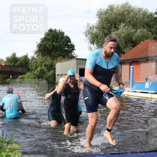 31.08.2025 - Elbe Triathlon Hamburg Luisa Fischer http://msf.ph/oto/8684235 31.08.2025 10:23:19 Schwimmen 1113, 1135, 1159, 1166, 1222, 1236 meine-sportfotos.de