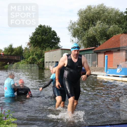31.08.2025 - Elbe Triathlon Hamburg Luisa Fischer http://msf.ph/oto/8684239 31.08.2025 10:23:20 Schwimmen 1113, 1135, 1159, 1166, 1236 meine-sportfotos.de