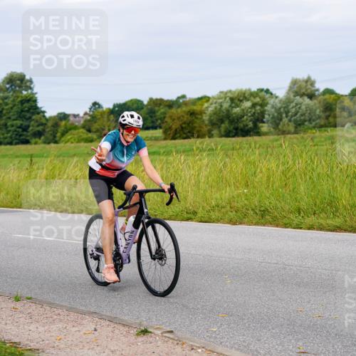 31.08.2025 - Elbe Triathlon Hamburg Michael Burmester http://msf.ph/oto/8684285 31.08.2025 11:19:23 Radfahren 1466, 1467, 1567 meine-sportfotos.de