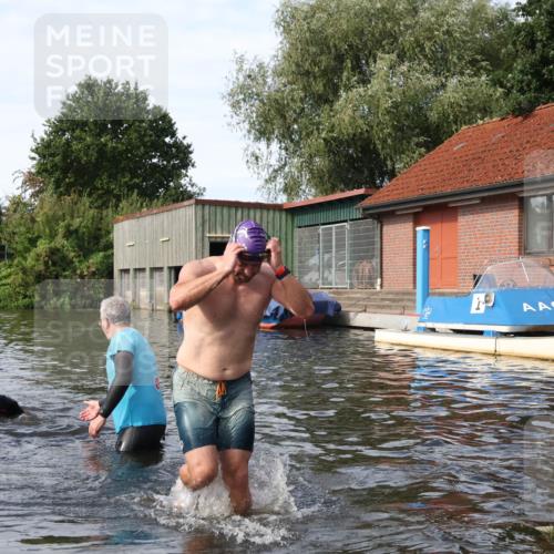 31.08.2025 - Elbe Triathlon Hamburg Luisa Fischer http://msf.ph/oto/8684294 31.08.2025 10:23:57 Schwimmen 1194, 1199 meine-sportfotos.de