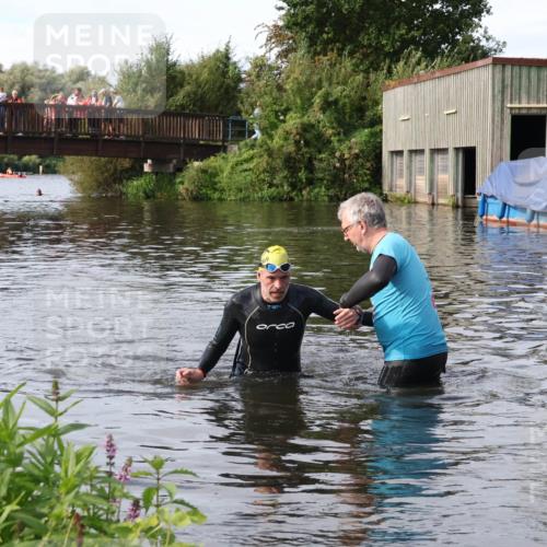 31.08.2025 - Elbe Triathlon Hamburg Luisa Fischer http://msf.ph/oto/8684363 31.08.2025 10:25:40 Schwimmen 1192 meine-sportfotos.de