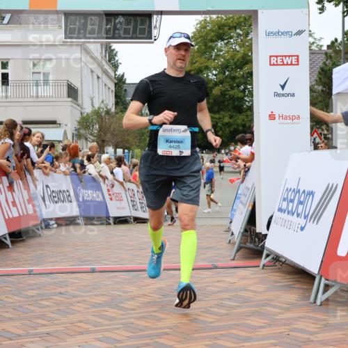 31.08.2025 - 21. Blankeneser Heldenlauf Strokosch-Dieckow http://msf.ph/oto/8684389 31.08.2025 12:02:46 Ziel 5376, 4288, 4425 meine-sportfotos.de
