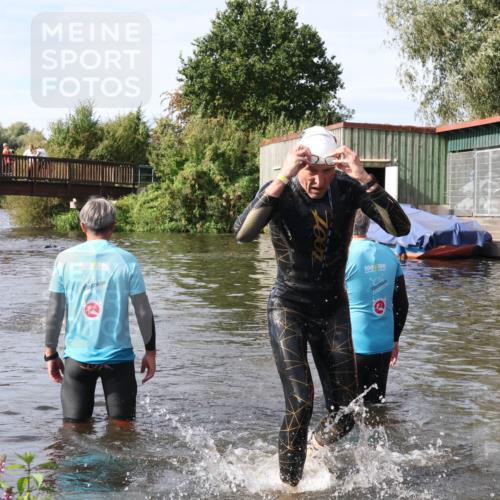 31.08.2025 - Elbe Triathlon Hamburg Luisa Fischer http://msf.ph/oto/8684412 31.08.2025 10:27:35 Schwimmen 1122, 1291, 1304 meine-sportfotos.de