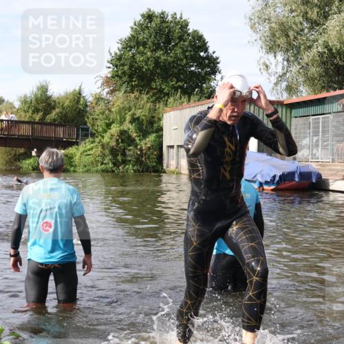 31.08.2025 - Elbe Triathlon Hamburg Luisa Fischer http://msf.ph/oto/8684413 31.08.2025 10:27:35 Schwimmen 1122, 1291, 1304 meine-sportfotos.de