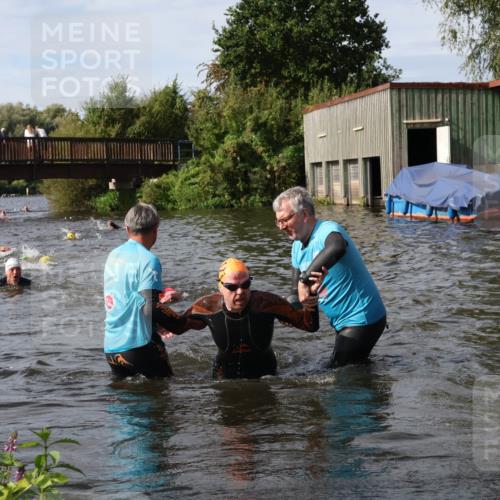 31.08.2025 - Elbe Triathlon Hamburg Luisa Fischer http://msf.ph/oto/8684599 31.08.2025 10:29:43 Schwimmen 1265, 1281, 1297 meine-sportfotos.de