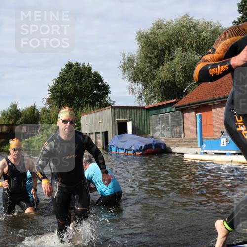 31.08.2025 - Elbe Triathlon Hamburg Luisa Fischer http://msf.ph/oto/8684646 31.08.2025 10:30:01 Schwimmen 1255, 1273, 1303, 1323 meine-sportfotos.de
