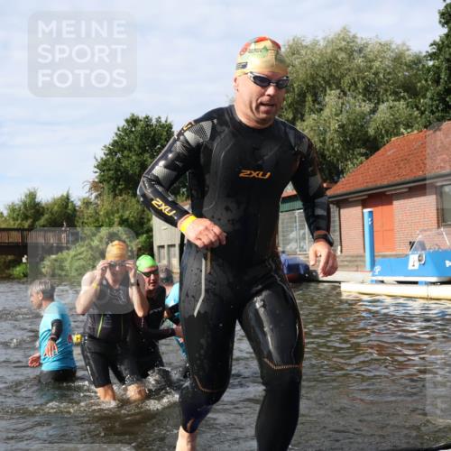 31.08.2025 - Elbe Triathlon Hamburg Luisa Fischer http://msf.ph/oto/8684651 31.08.2025 10:30:02 Schwimmen 1255, 1273, 1303, 1323 meine-sportfotos.de