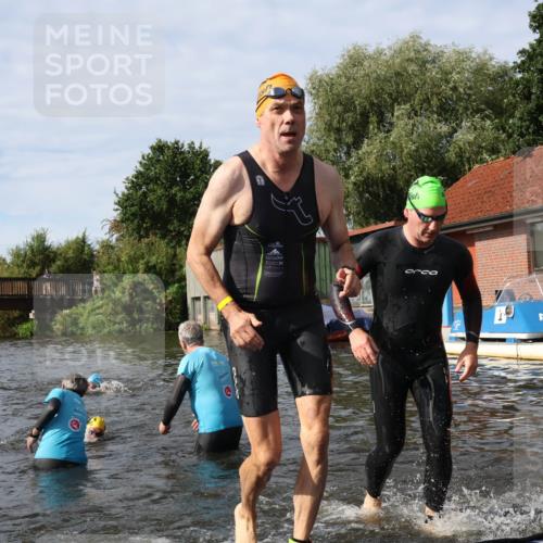 31.08.2025 - Elbe Triathlon Hamburg Luisa Fischer http://msf.ph/oto/8684666 31.08.2025 10:30:04 Schwimmen 1255, 1273, 1303, 1323 meine-sportfotos.de