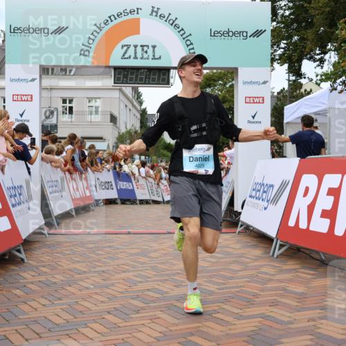 31.08.2025 - 21. Blankeneser Heldenlauf Strokosch-Dieckow http://msf.ph/oto/8684686 31.08.2025 12:02:15 Ziel 5472, 5703, 4029 meine-sportfotos.de