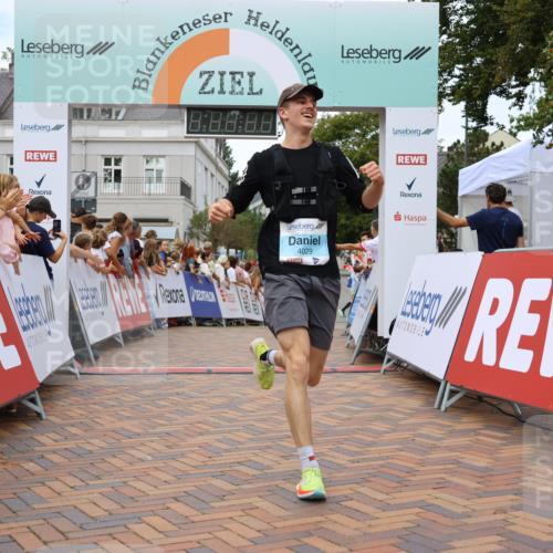 31.08.2025 - 21. Blankeneser Heldenlauf Strokosch-Dieckow http://msf.ph/oto/8684694 31.08.2025 12:02:15 Ziel 5472, 5703, 4029 meine-sportfotos.de