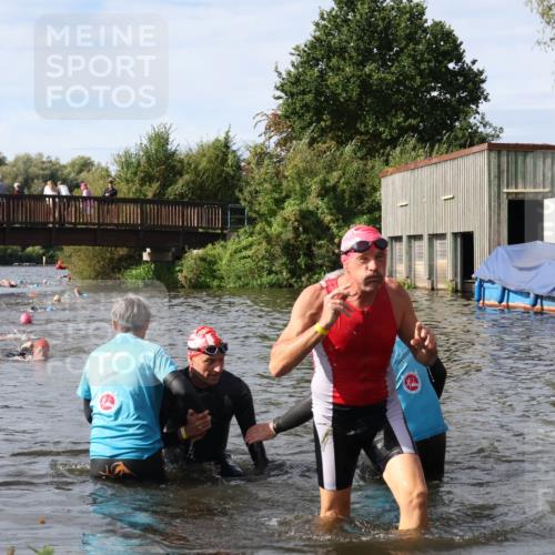 31.08.2025 - Elbe Triathlon Hamburg Luisa Fischer http://msf.ph/oto/8684698 31.08.2025 10:30:34 Schwimmen 1283, 1329 meine-sportfotos.de