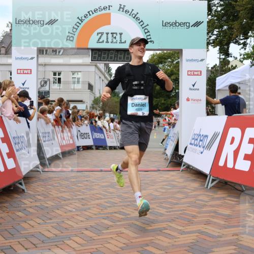 31.08.2025 - 21. Blankeneser Heldenlauf Strokosch-Dieckow http://msf.ph/oto/8684701 31.08.2025 12:02:15 Ziel 5472, 5703, 4029 meine-sportfotos.de