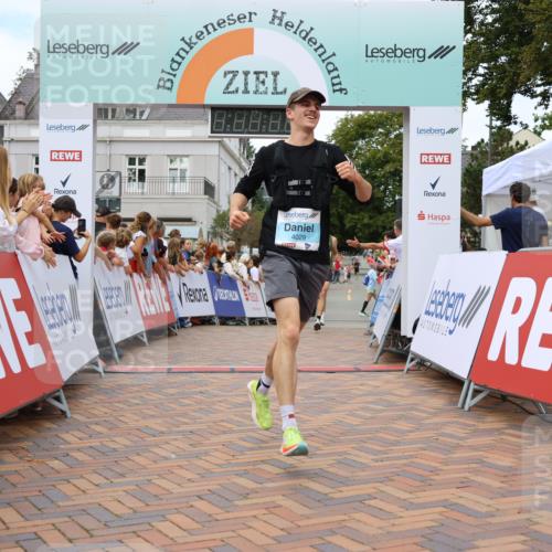 31.08.2025 - 21. Blankeneser Heldenlauf Strokosch-Dieckow http://msf.ph/oto/8684708 31.08.2025 12:02:15 Ziel 5472, 5703, 4029 meine-sportfotos.de