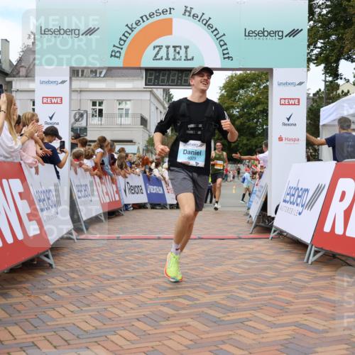 31.08.2025 - 21. Blankeneser Heldenlauf Strokosch-Dieckow http://msf.ph/oto/8684715 31.08.2025 12:02:15 Ziel 5472, 5703, 4029 meine-sportfotos.de