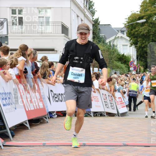 31.08.2025 - 21. Blankeneser Heldenlauf Strokosch-Dieckow http://msf.ph/oto/8684718 31.08.2025 12:02:14 Ziel 5472, 5703, 4029 meine-sportfotos.de