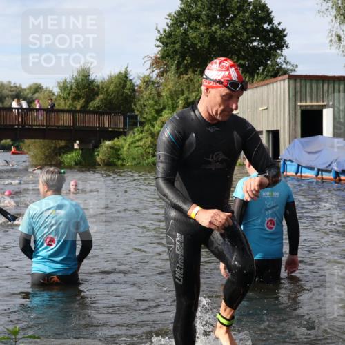 31.08.2025 - Elbe Triathlon Hamburg Luisa Fischer http://msf.ph/oto/8684721 31.08.2025 10:30:38 Schwimmen 1283, 1329 meine-sportfotos.de