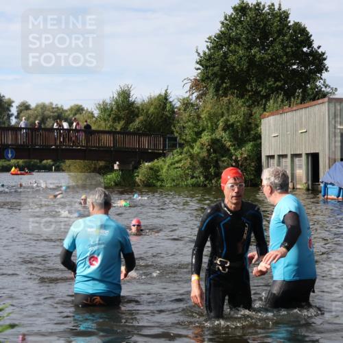 31.08.2025 - Elbe Triathlon Hamburg Luisa Fischer http://msf.ph/oto/8684724 31.08.2025 10:30:48 Schwimmen 1321, 1326 meine-sportfotos.de
