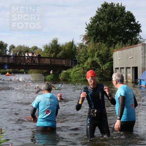 31.08.2025 - Elbe Triathlon Hamburg Luisa Fischer http://msf.ph/oto/8684726 31.08.2025 10:30:48 Schwimmen 1321, 1326 meine-sportfotos.de