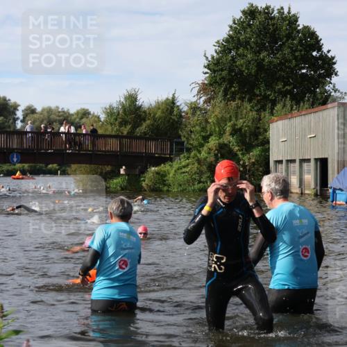 31.08.2025 - Elbe Triathlon Hamburg Luisa Fischer http://msf.ph/oto/8684727 31.08.2025 10:30:49 Schwimmen 1321, 1326 meine-sportfotos.de