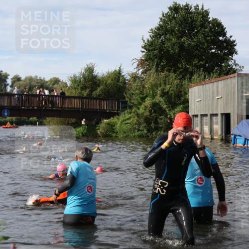 31.08.2025 - Elbe Triathlon Hamburg Luisa Fischer http://msf.ph/oto/8684729 31.08.2025 10:30:49 Schwimmen 1321, 1326 meine-sportfotos.de