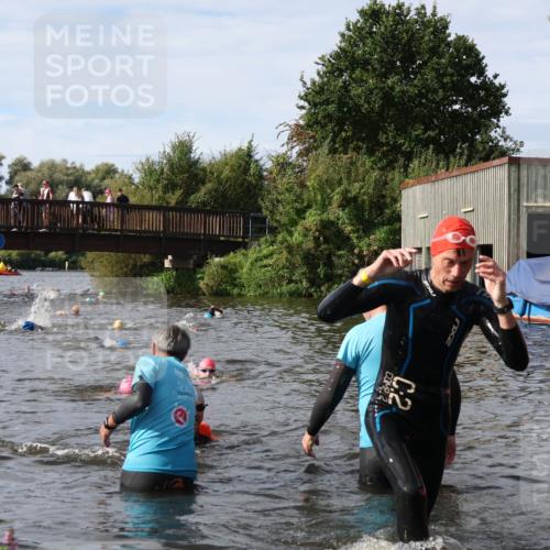 31.08.2025 - Elbe Triathlon Hamburg Luisa Fischer http://msf.ph/oto/8684732 31.08.2025 10:30:50 Schwimmen 1306, 1321, 1326 meine-sportfotos.de