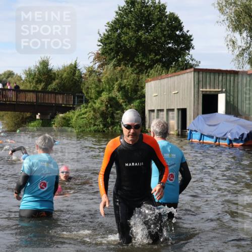31.08.2025 - Elbe Triathlon Hamburg Luisa Fischer http://msf.ph/oto/8684745 31.08.2025 10:30:53 Schwimmen 1280, 1306, 1321, 1326 meine-sportfotos.de