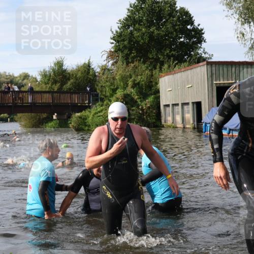 31.08.2025 - Elbe Triathlon Hamburg Luisa Fischer http://msf.ph/oto/8684880 31.08.2025 10:32:03 Schwimmen 1266, 1299, 1305, 1311 meine-sportfotos.de