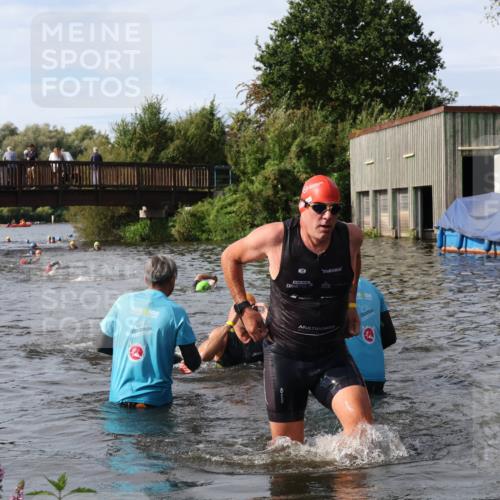 31.08.2025 - Elbe Triathlon Hamburg Luisa Fischer http://msf.ph/oto/8684903 31.08.2025 10:32:10 Schwimmen 1256, 1302, 1305, 1311 meine-sportfotos.de