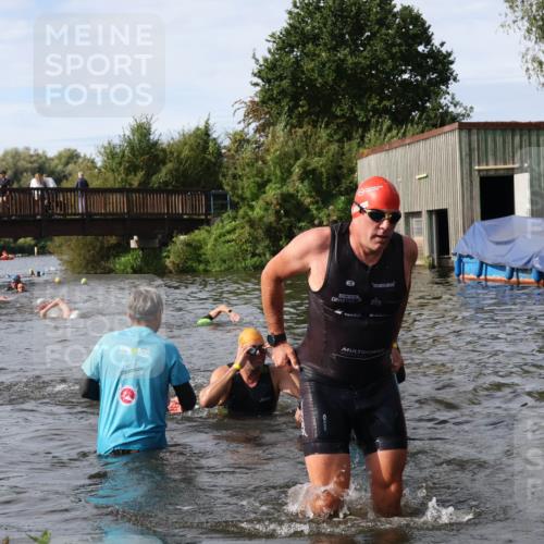 31.08.2025 - Elbe Triathlon Hamburg Luisa Fischer http://msf.ph/oto/8684904 31.08.2025 10:32:11 Schwimmen 1256, 1302, 1305, 1311 meine-sportfotos.de