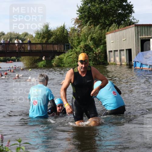 31.08.2025 - Elbe Triathlon Hamburg Luisa Fischer http://msf.ph/oto/8684909 31.08.2025 10:32:14 Schwimmen 1256, 1302, 1337 meine-sportfotos.de