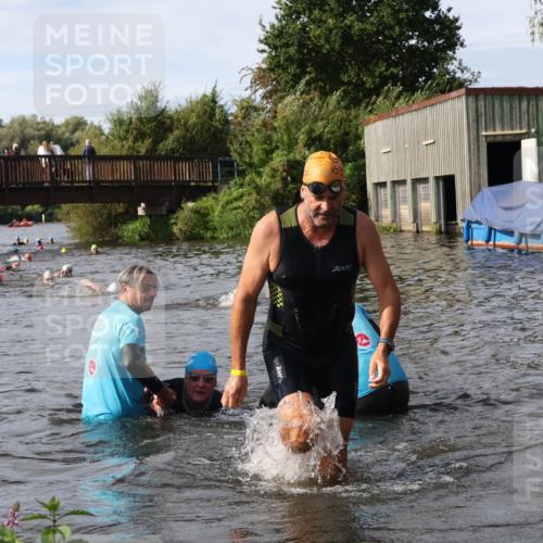 31.08.2025 - Elbe Triathlon Hamburg Luisa Fischer http://msf.ph/oto/8684912 31.08.2025 10:32:15 Schwimmen 1256, 1302, 1337 meine-sportfotos.de