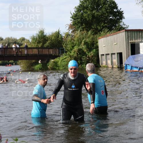 31.08.2025 - Elbe Triathlon Hamburg Luisa Fischer http://msf.ph/oto/8684921 31.08.2025 10:32:18 Schwimmen 1256, 1302, 1337 meine-sportfotos.de