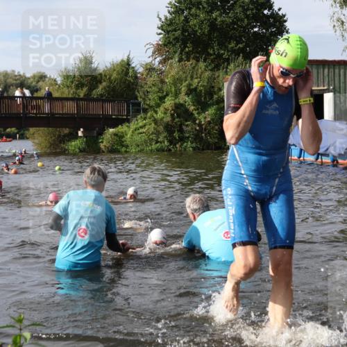 31.08.2025 - Elbe Triathlon Hamburg Luisa Fischer http://msf.ph/oto/8684950 31.08.2025 10:32:32 Schwimmen 1263, 1319, 1335 meine-sportfotos.de