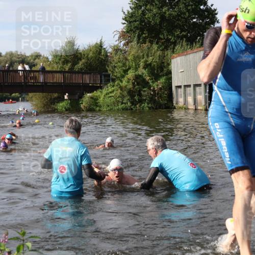 31.08.2025 - Elbe Triathlon Hamburg Luisa Fischer http://msf.ph/oto/8684952 31.08.2025 10:32:33 Schwimmen 1263, 1319, 1335 meine-sportfotos.de