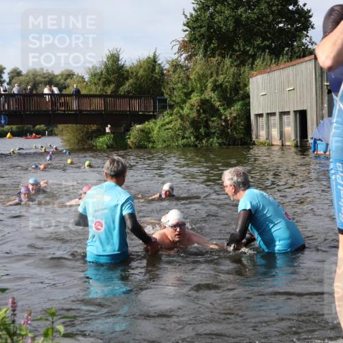 31.08.2025 - Elbe Triathlon Hamburg Luisa Fischer http://msf.ph/oto/8684955 31.08.2025 10:32:33 Schwimmen 1263, 1319, 1335 meine-sportfotos.de