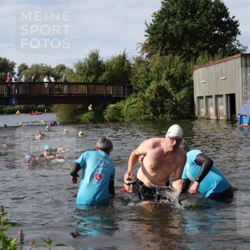 31.08.2025 - Elbe Triathlon Hamburg Luisa Fischer http://msf.ph/oto/8684960 31.08.2025 10:32:35 Schwimmen 1263, 1319, 1335 meine-sportfotos.de