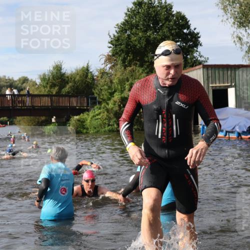 31.08.2025 - Elbe Triathlon Hamburg Luisa Fischer http://msf.ph/oto/8684984 31.08.2025 10:32:41 Schwimmen 1263, 1318, 1322, 1335 meine-sportfotos.de