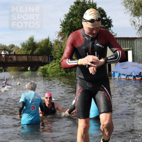 31.08.2025 - Elbe Triathlon Hamburg Luisa Fischer http://msf.ph/oto/8684985 31.08.2025 10:32:41 Schwimmen 1263, 1318, 1322, 1335 meine-sportfotos.de