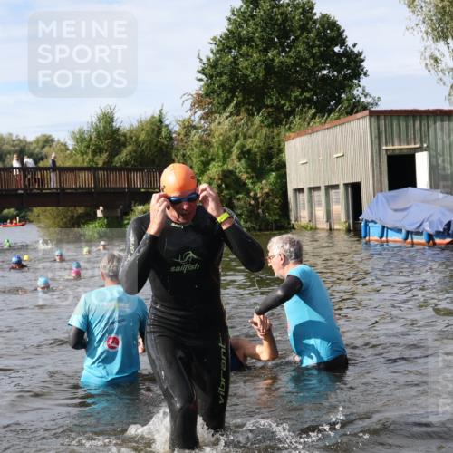 31.08.2025 - Elbe Triathlon Hamburg Luisa Fischer http://msf.ph/oto/8685055 31.08.2025 10:33:03 Schwimmen 1261, 1275, 1332, 1334 meine-sportfotos.de