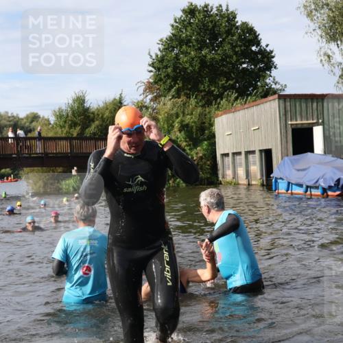 31.08.2025 - Elbe Triathlon Hamburg Luisa Fischer http://msf.ph/oto/8685056 31.08.2025 10:33:04 Schwimmen 1261, 1275, 1332, 1334 meine-sportfotos.de