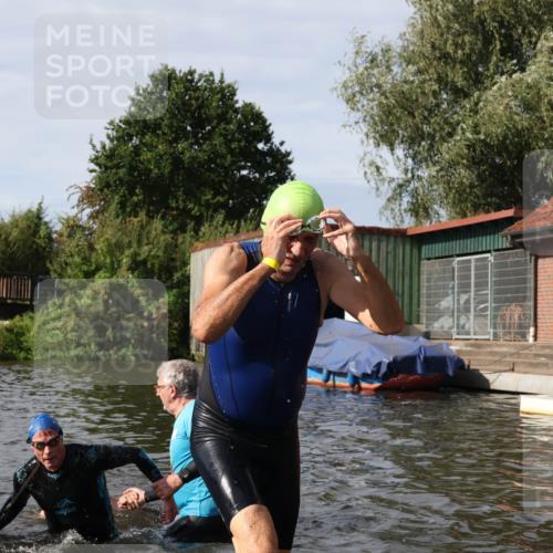 31.08.2025 - Elbe Triathlon Hamburg Luisa Fischer http://msf.ph/oto/8685065 31.08.2025 10:33:08 Schwimmen 1261, 1317, 1332, 1334 meine-sportfotos.de