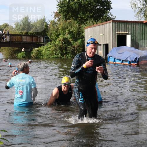 31.08.2025 - Elbe Triathlon Hamburg Luisa Fischer http://msf.ph/oto/8685071 31.08.2025 10:33:10 Schwimmen 1261, 1317, 1332, 1334 meine-sportfotos.de
