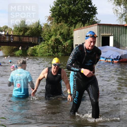 31.08.2025 - Elbe Triathlon Hamburg Luisa Fischer http://msf.ph/oto/8685076 31.08.2025 10:33:11 Schwimmen 1317, 1332, 1334 meine-sportfotos.de