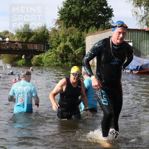 31.08.2025 - Elbe Triathlon Hamburg Luisa Fischer http://msf.ph/oto/8685077 31.08.2025 10:33:11 Schwimmen 1317, 1332, 1334 meine-sportfotos.de