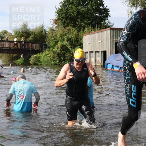 31.08.2025 - Elbe Triathlon Hamburg Luisa Fischer http://msf.ph/oto/8685081 31.08.2025 10:33:12 Schwimmen 1317, 1332, 1334 meine-sportfotos.de