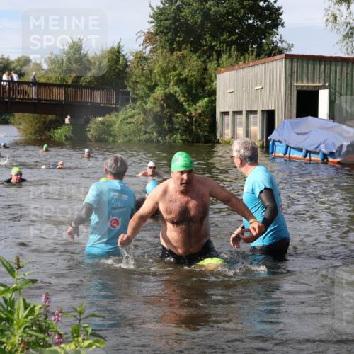 31.08.2025 - Elbe Triathlon Hamburg Luisa Fischer http://msf.ph/oto/8685143 31.08.2025 10:33:36 Schwimmen 1259, 1313, 1325 meine-sportfotos.de