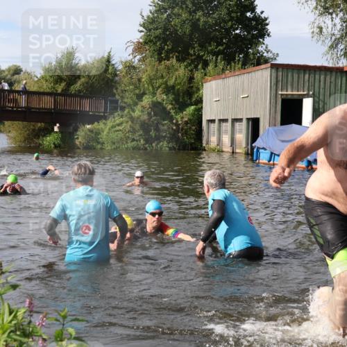 31.08.2025 - Elbe Triathlon Hamburg Luisa Fischer http://msf.ph/oto/8685154 31.08.2025 10:33:38 Schwimmen 1259, 1313, 1316, 1325 meine-sportfotos.de